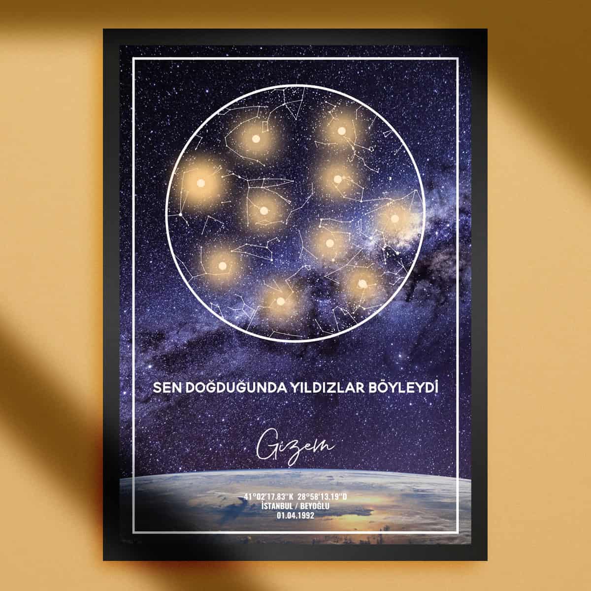 Yıldız haritası ve gökyüzü temalı kişisel doğum haritası posterleri, özel anlamlar ve astroloji ile ilgilenenler için tasarlanmış, İstanbul / Beyoğlu lokasyonunda 1 Nisan 1992 doğumlu doğum bilgilerinizle kişiselleştirilmiş.