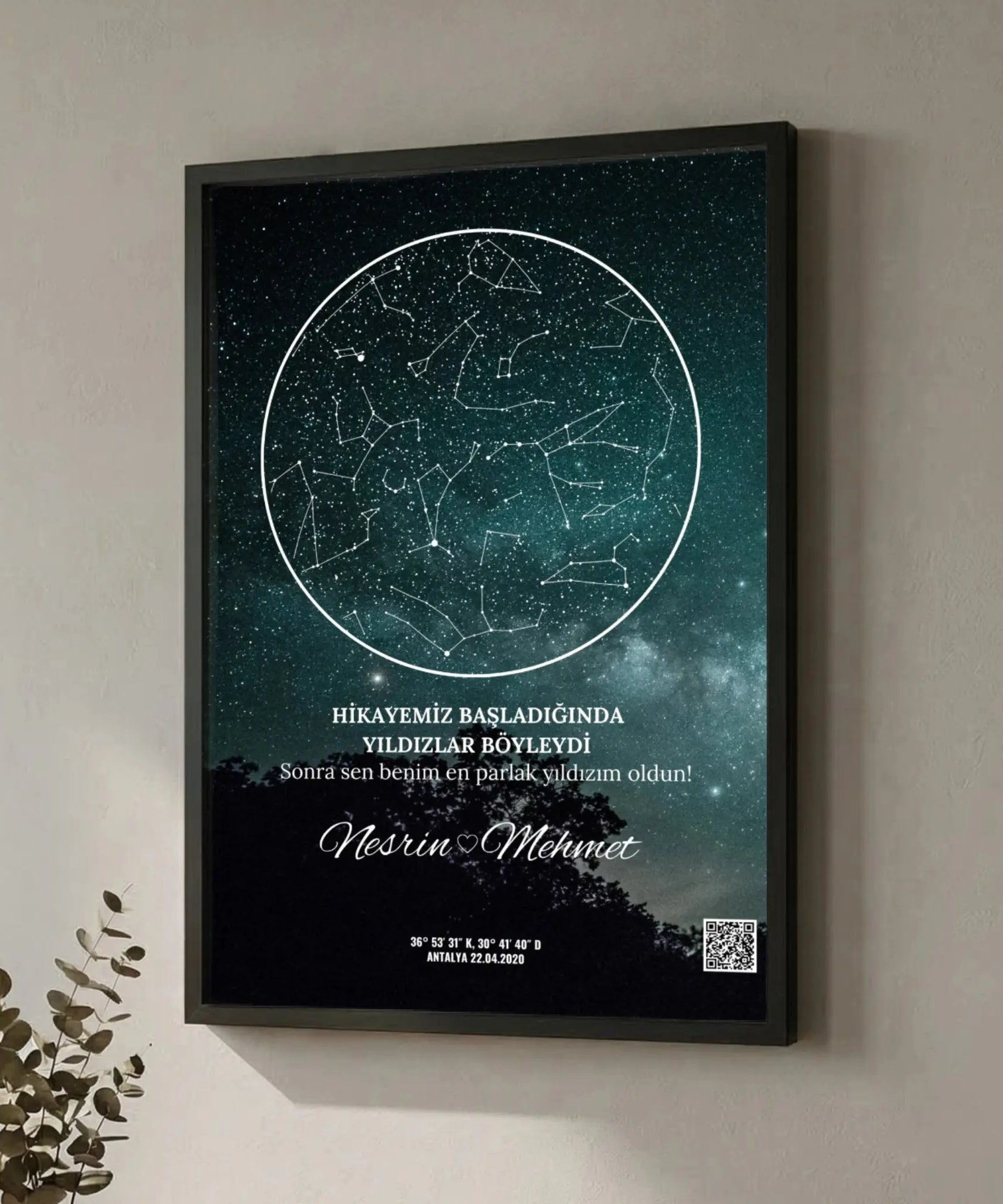 Yıldızlı gece ve gökyüzü haritası çerçeveli tablo, kişiye özel yıldız konumu ve tarihiyle gece gökyüzü hatırası, duvara asılan ev dekorasyonu, sevgi ve anlamlı hediye fikri.