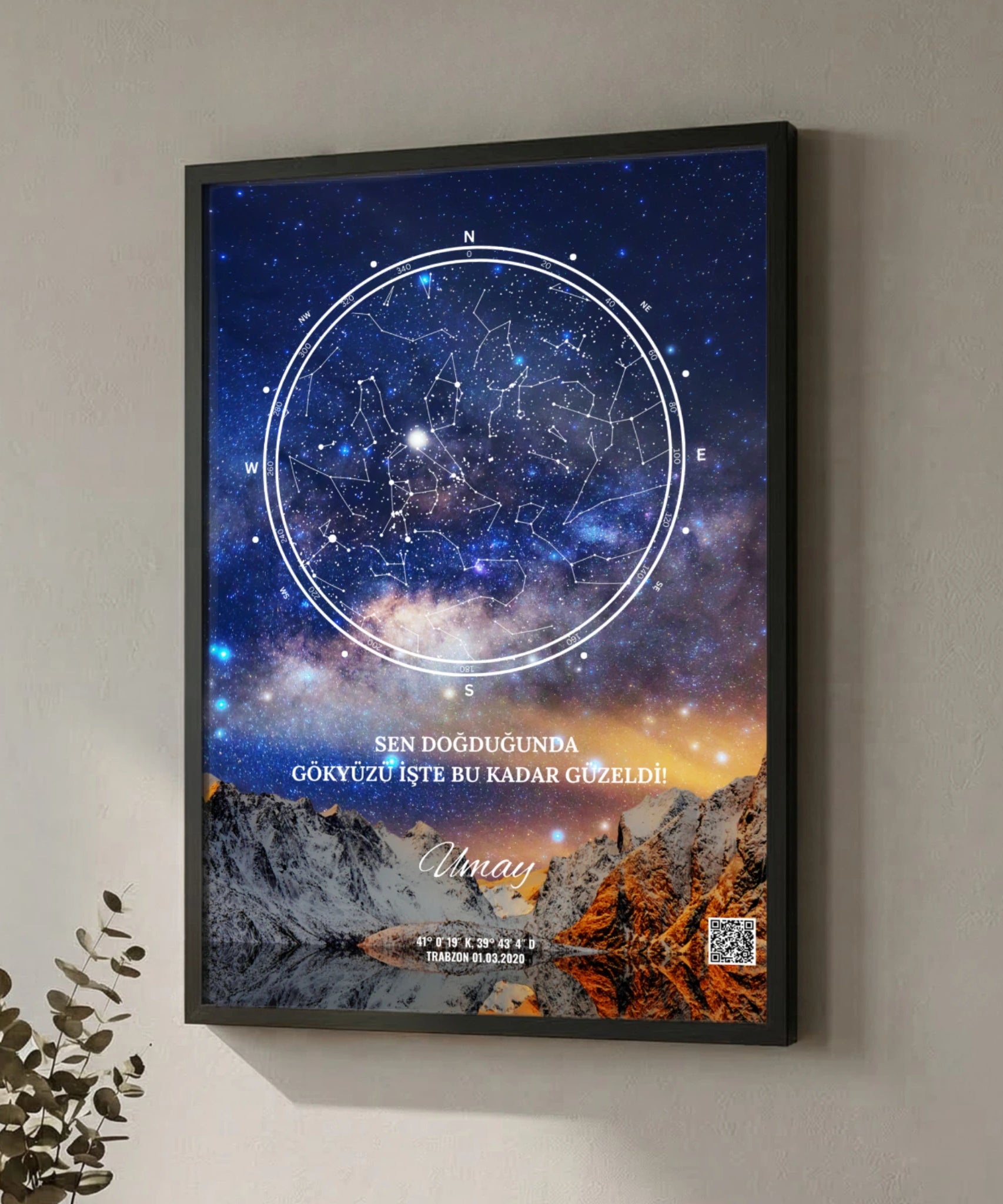 Gökyüzü ve yıldızlar içeren doğa temalı çerçeveli yıldız haritası, kişiye özel astroloji ve gökyüzü haritası baskısı, doğum günü veya özel anı hatırlatmak için ideal.