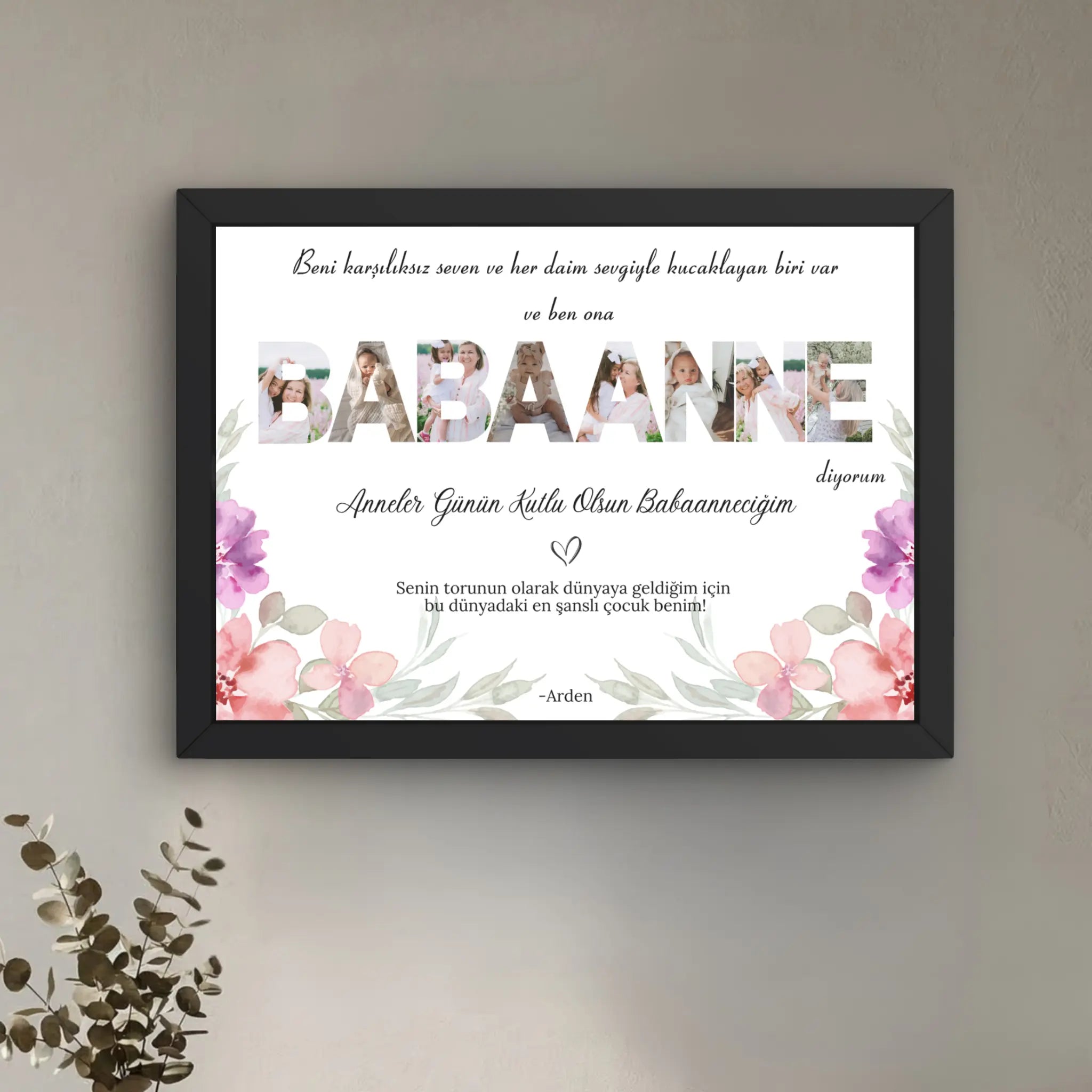 Anneler gününe özel babaanne kolaj tablo tasarım modeli, 8 adet fotoğraf ve kişiye özel yazılardan oluşan sadece babaannelere özel hediye tasarım ürünü. Pembe çiçekli ve kişiye özel yazılı.