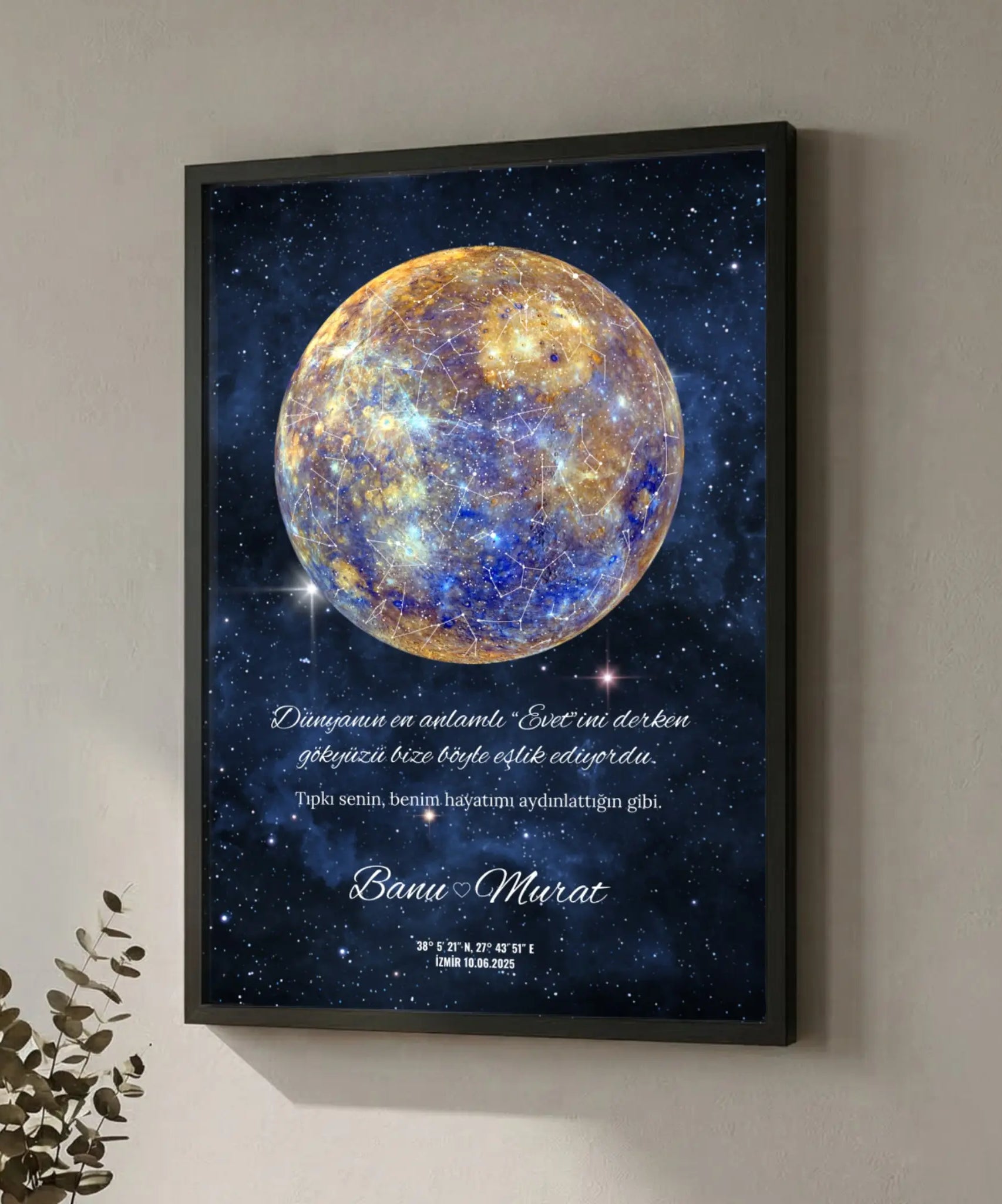 Gök yüzünde ay temalı özel kişiye hediyelik yıldız haritası posterini gösteren dekorasyon.