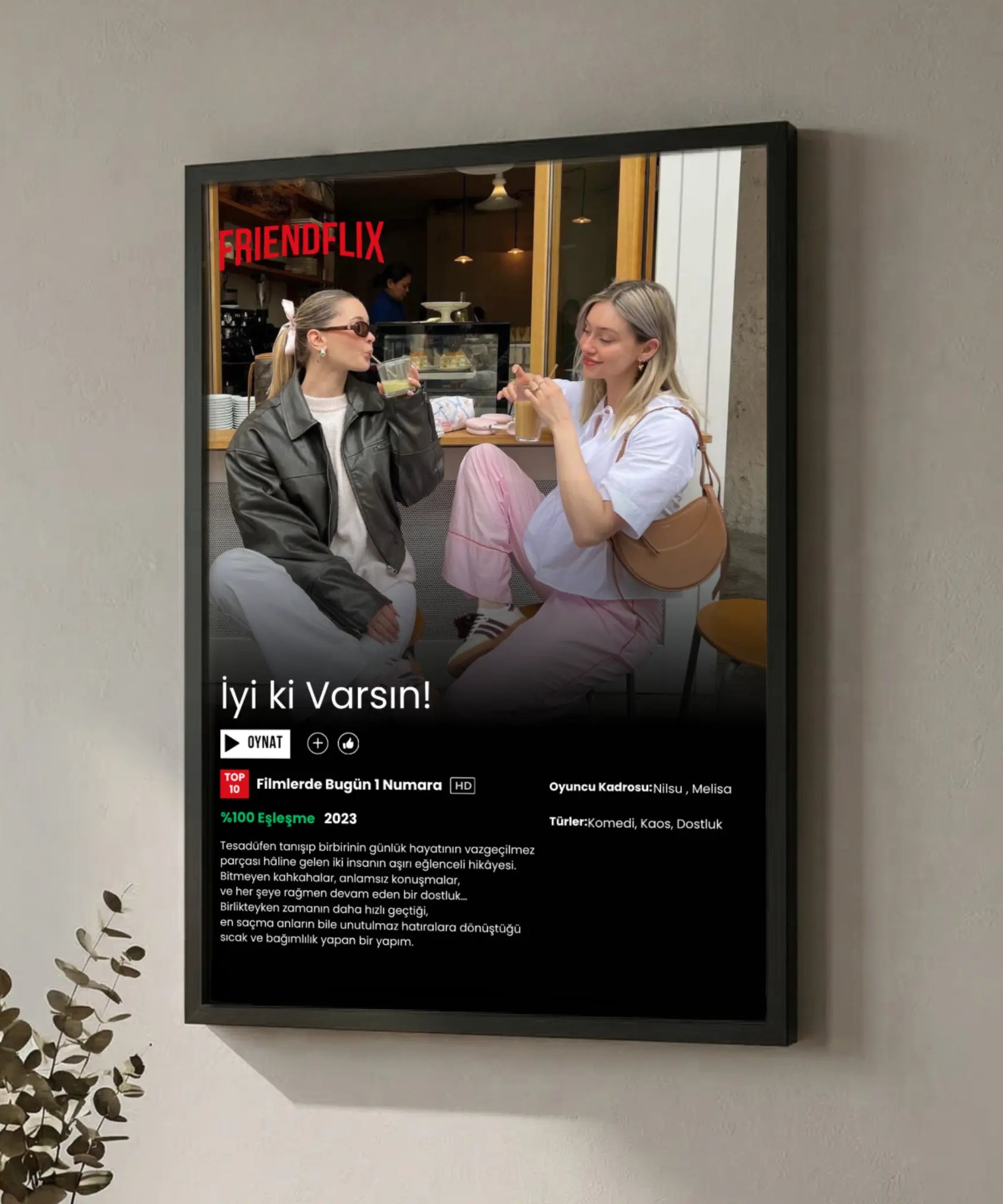 En yakın arkadaşa hediye edilebilecek, kişiselleştirilebilir yazılar ve fotoğraf içeren modern tasarımlı Friendflix dostluk tablosu.