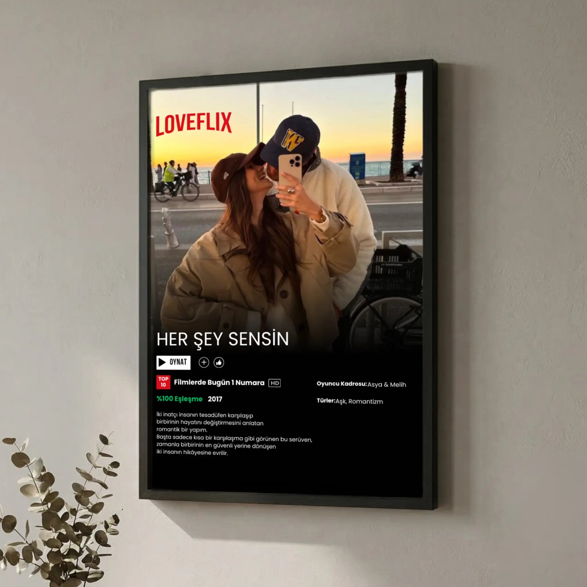Siyah ahşap çerçeveli, kişiselleştirilebilir yazılar ve fotoğraf içeren kişiye özel Loveflix film afişi tablosu.