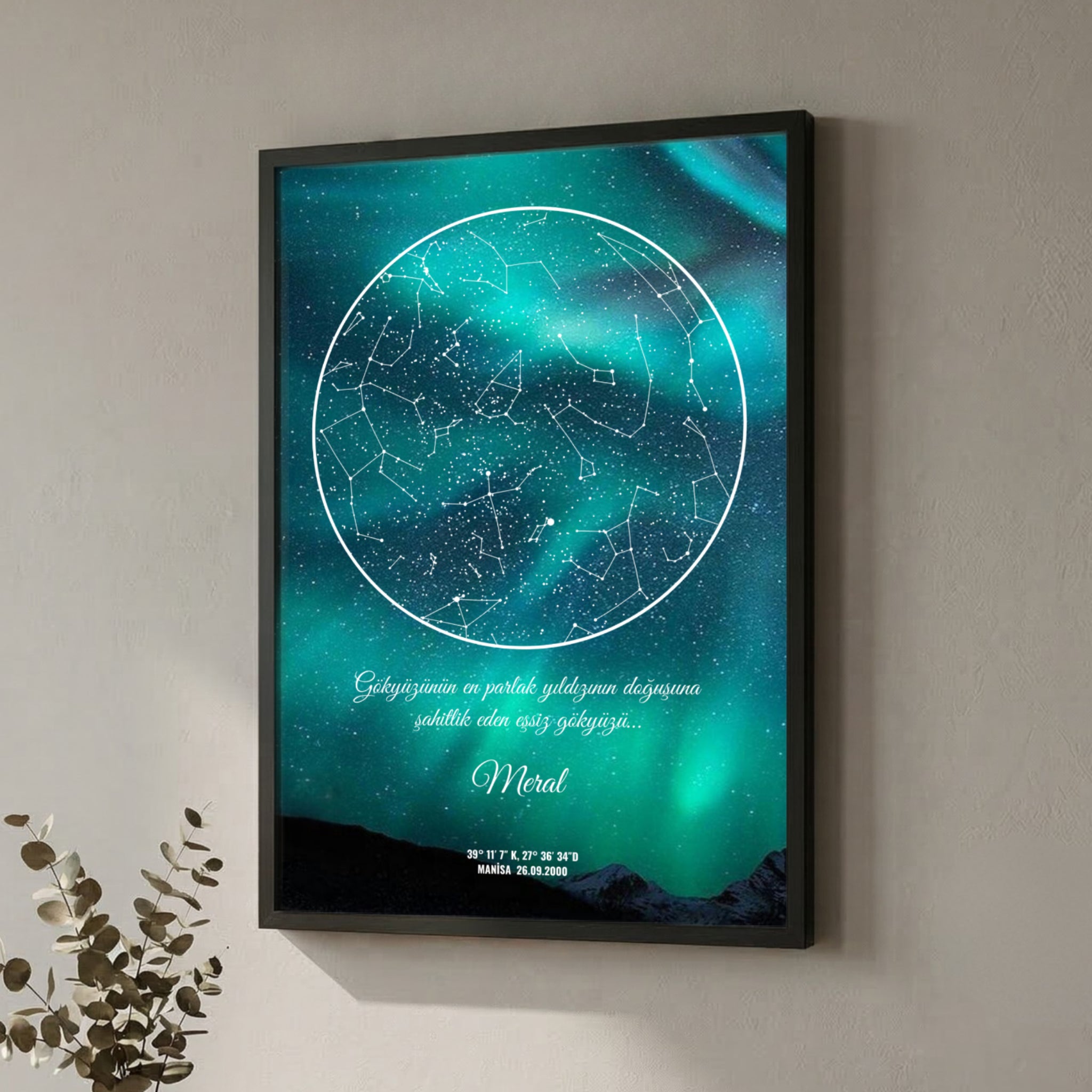 Parlak gökyüzü ve yıldızlar arasında düzenlenmiş özel yıldız haritası, doğum günü ve özel günü anmak için kişiye özel yıldız haritası, romantik hediye ve anı tablosu.