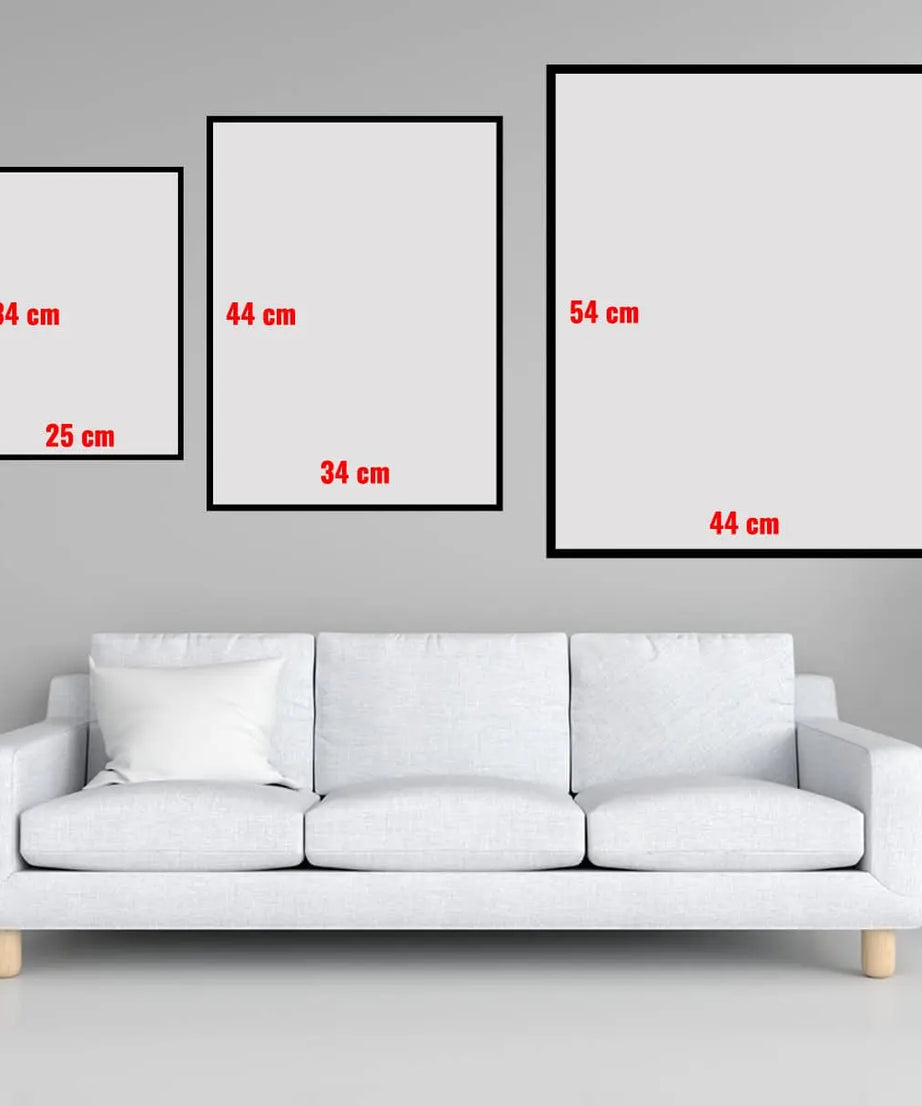Farklı boyutlardaki çerçeve ölçüleri, modern oturma odası dekorasyonunda kullanılmak üzere duvara asılmaya hazır, şık ve minimalist. 34x25 cm, 44x34 cm ve 54x44 cm ölçülerinde çeşitli çerçeve seçenekleriyle ev dekorasyonunu tamamlar.