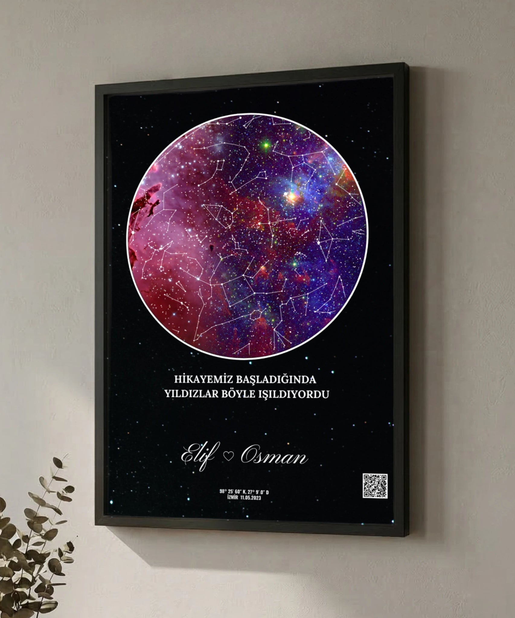 Gökyüzü haritası duvar dekoru, doğum günü hatırası ve astroloji temasıyla kişiselleştirilmiş, özel anlara anlam katıyor. Çılgın UV renkleri ve evrensel semboller ile şık tasarım.